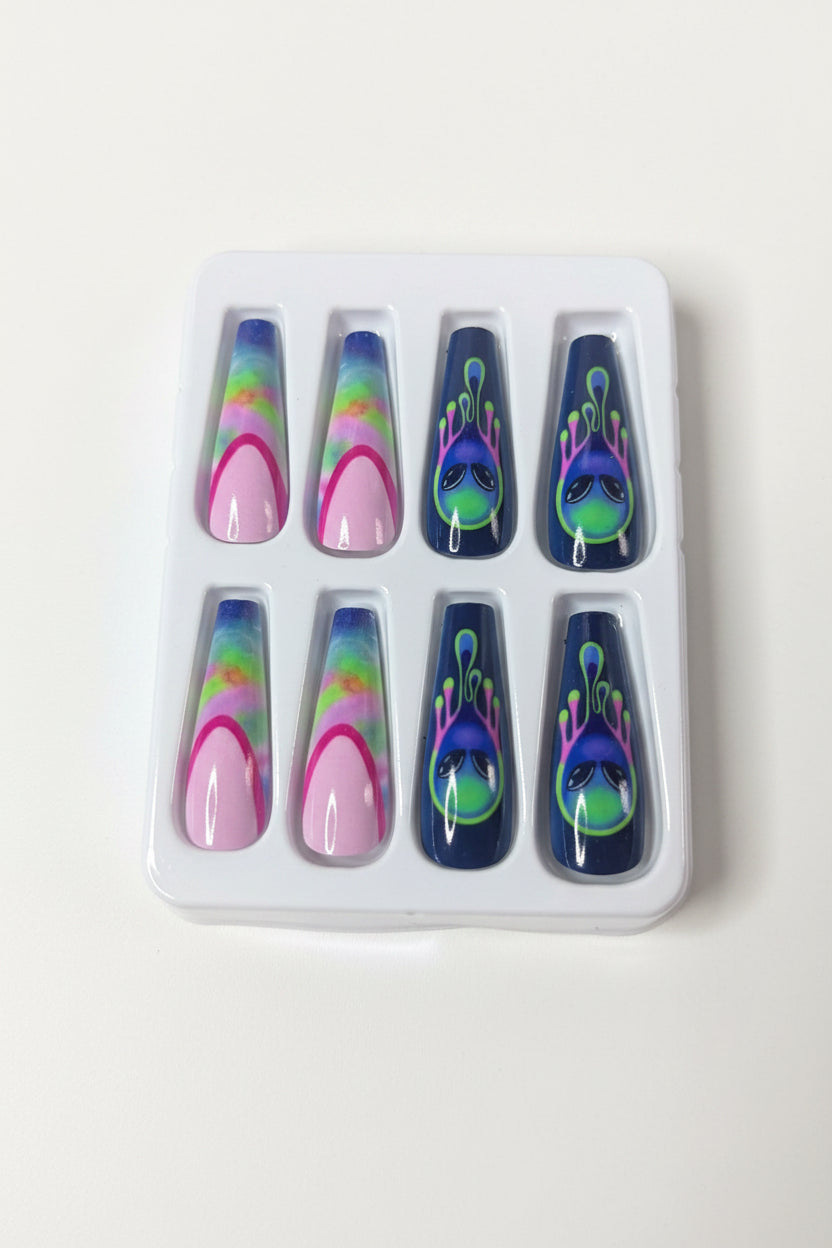 UFO FANTASY - Press On Nails (MEDIUM)