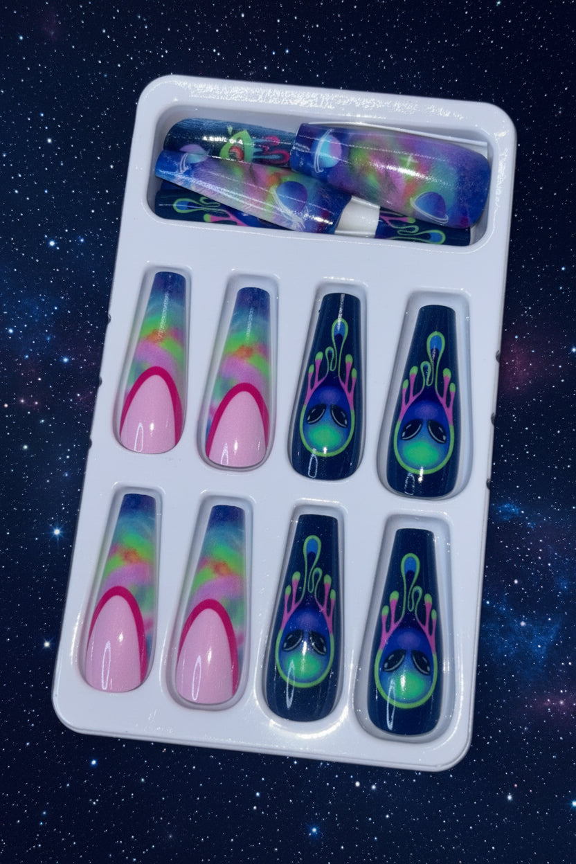 UFO FANTASY - Press On Nails (MEDIUM)