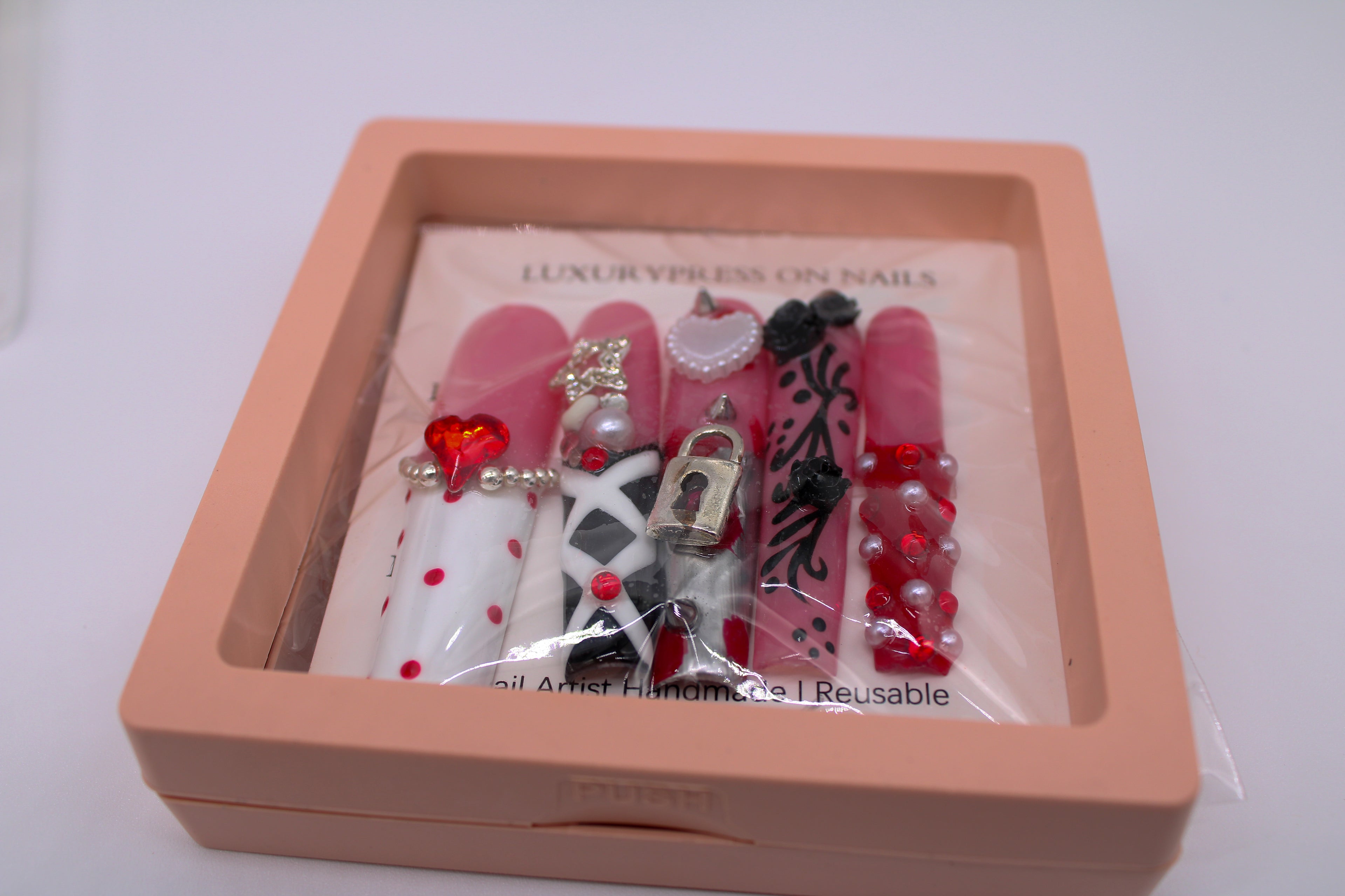 QUEEN OF HEARTS- PRESS-ON NAILS